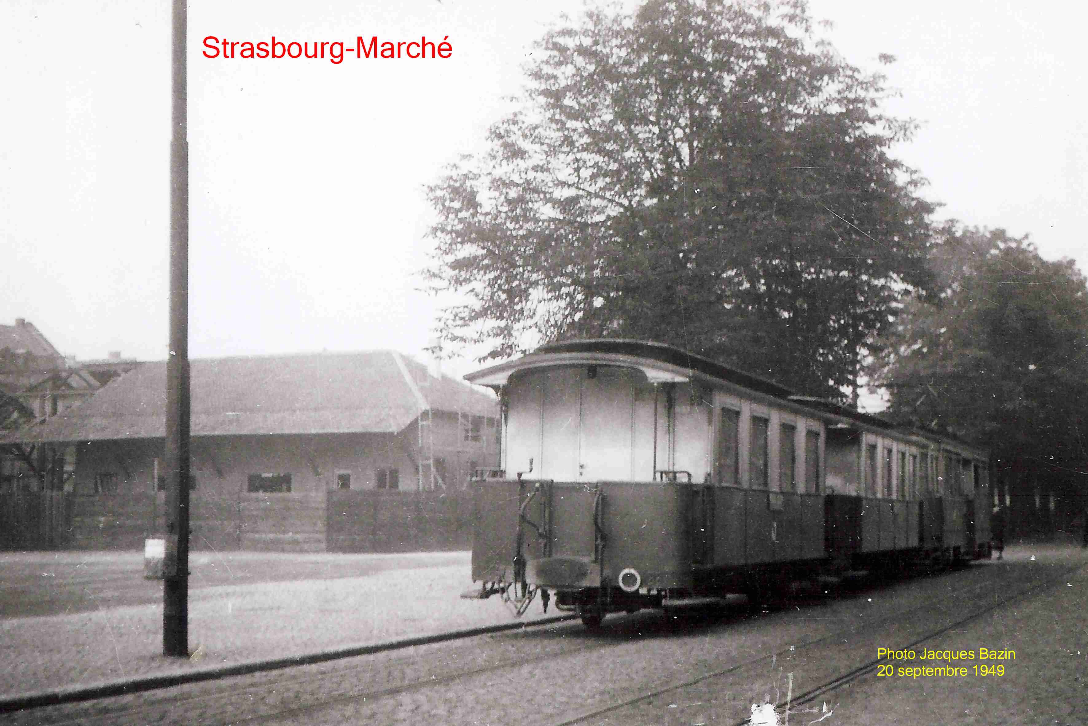 Une automotrice et ses deux remorques au terminus de Strasbourg-Marché.
